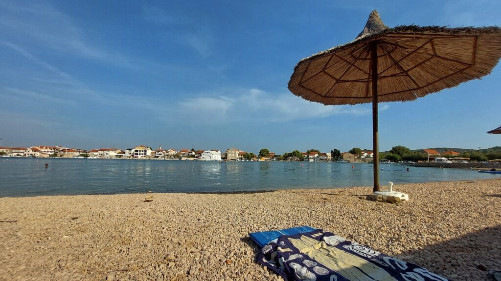 spiaggia betina isola di murter ombrelloni gratis