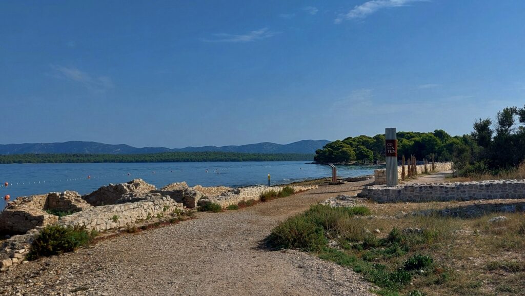reperti archeologici in riva al mare spiaggia colentum