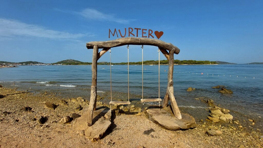 altalena in riva al mare spiaggia colentum murter