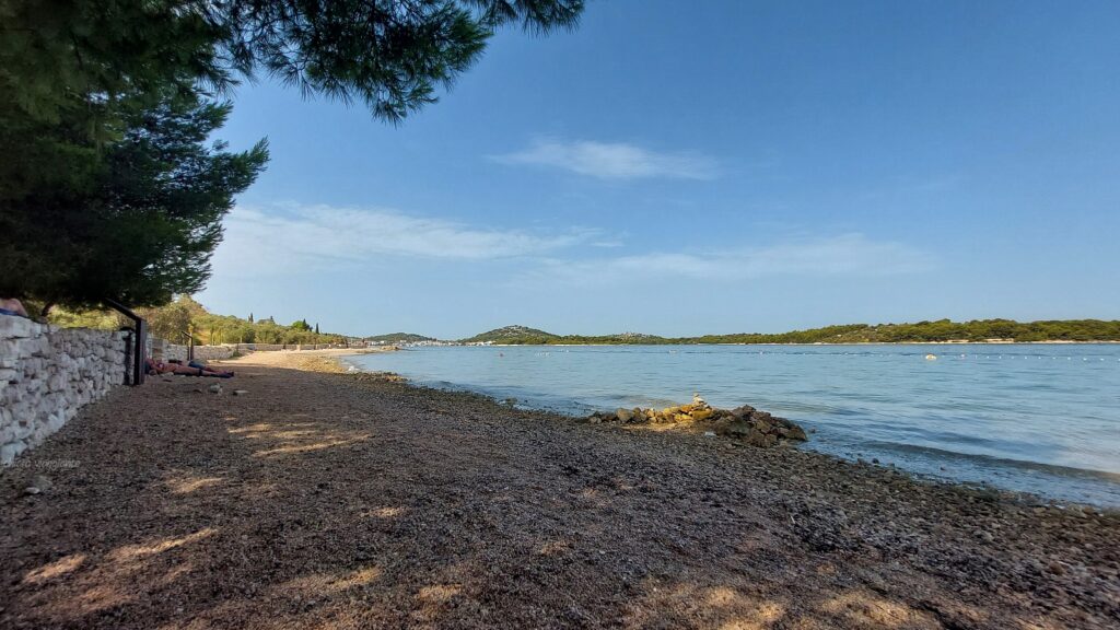 spiaggia colentum murter