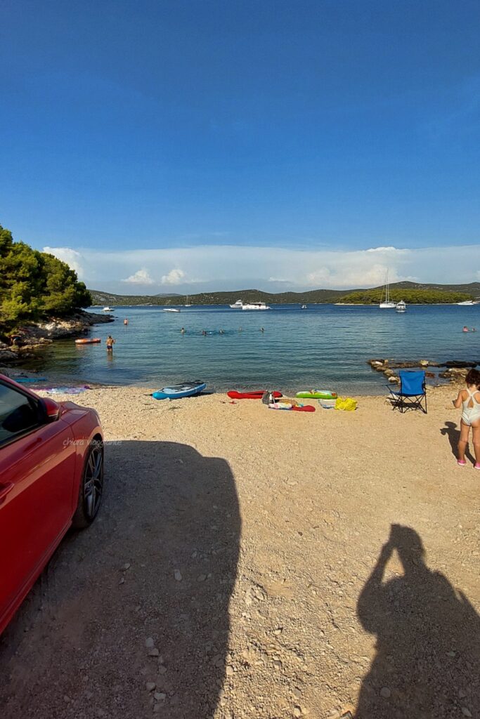 auto parcheggiata in spiaggia a Guščica isola di murter