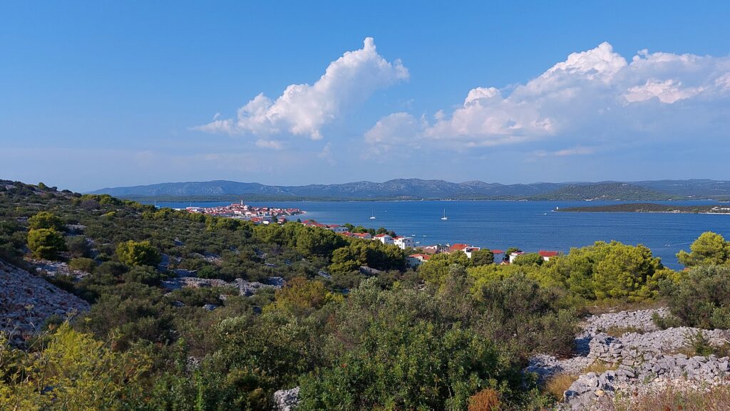 vista panoramica sull'abitato di Betina dal parcheggio del supermercato plodine di Murter