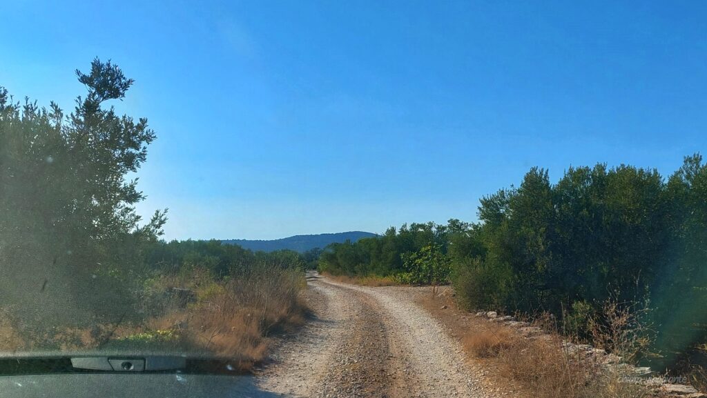 la strada per raggiungere le spiagge attorno a Jezera isola di murter