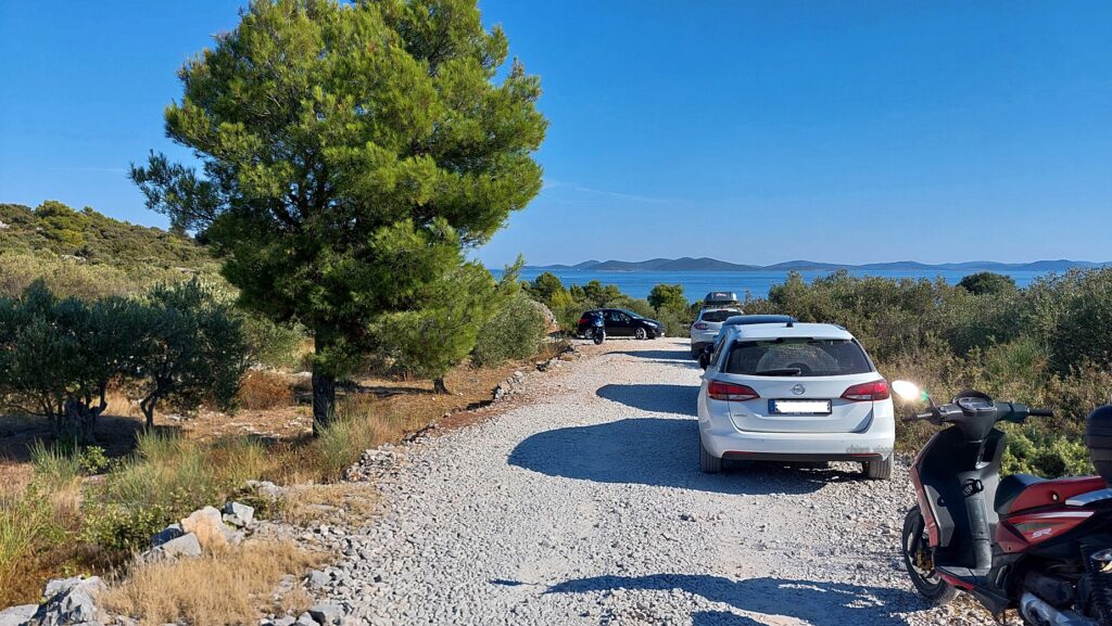 parcheggio della spiaggia Vrtiluka sull'isola di murter
