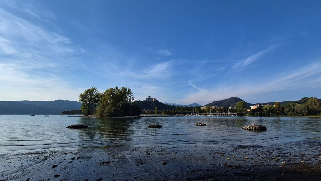 Vista sul centro di Angera e sulla Rocca Borromea dall'Oasi della Bruschera