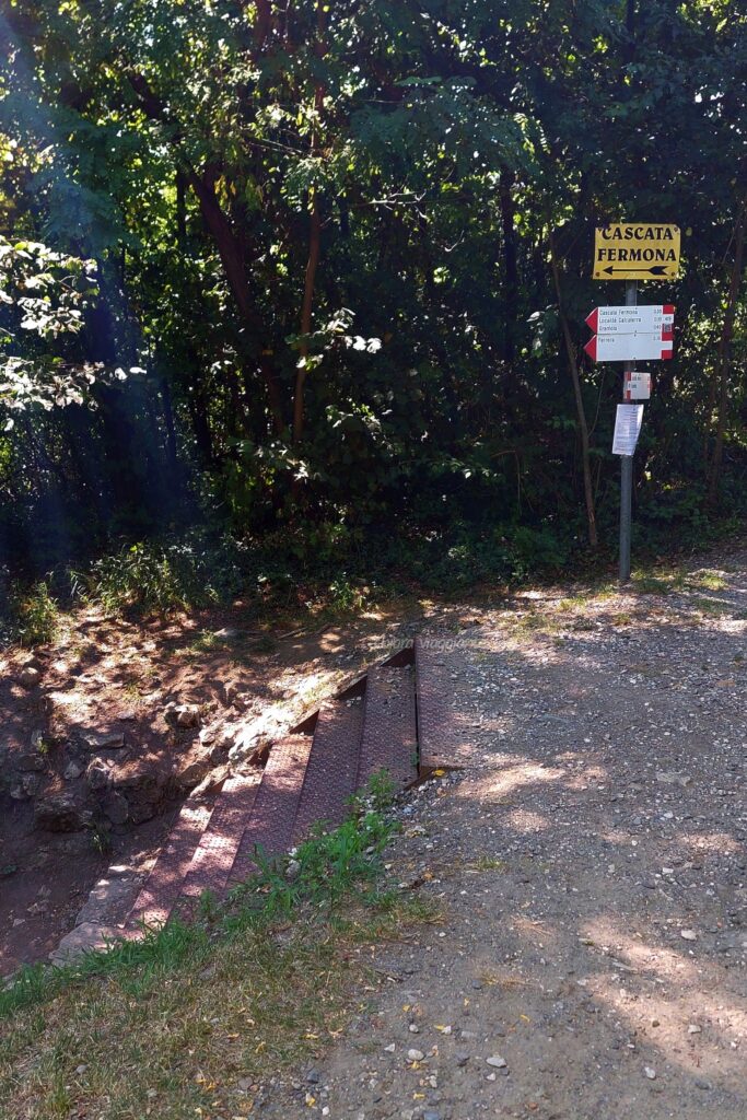 inizio del sentiero con cartello "cascata fermona"