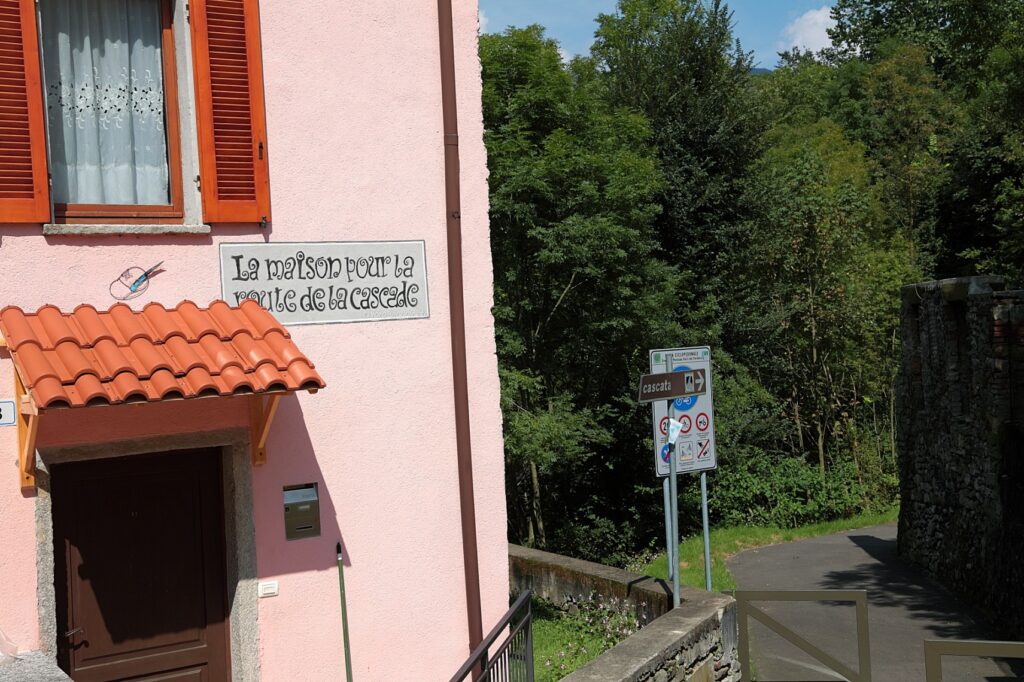 casa rosa all'inizio del sentiero per la cascata di ferrera di varese
