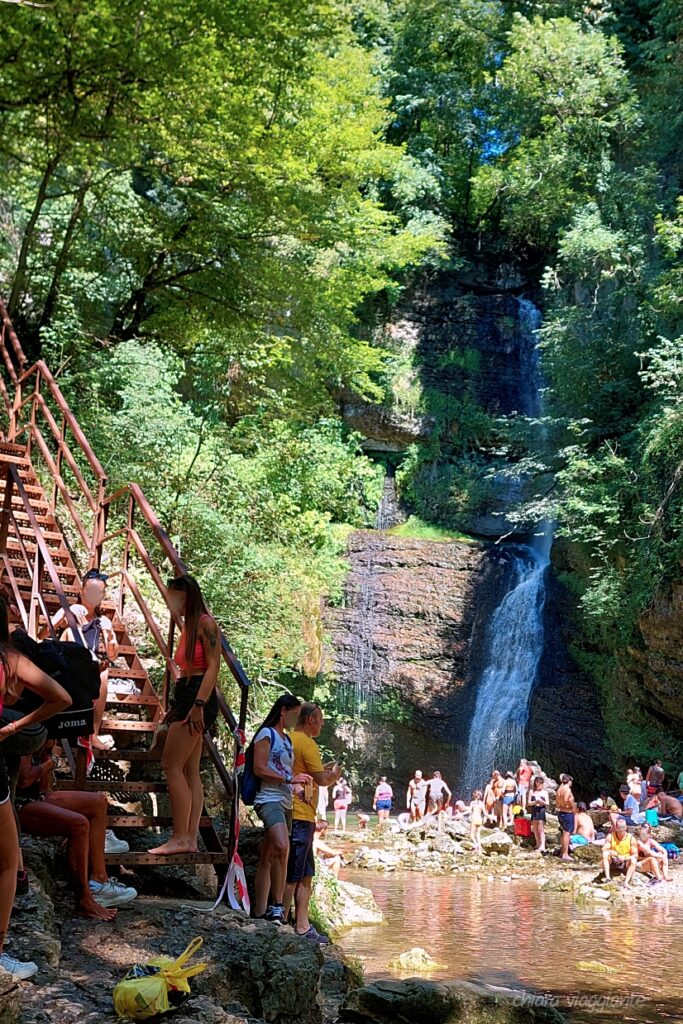 cascata fermona in un pomeriggio d'estate