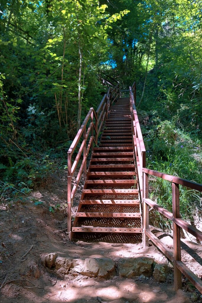 la rampa di scale che porta alla terrazza panoramica sulla cascata