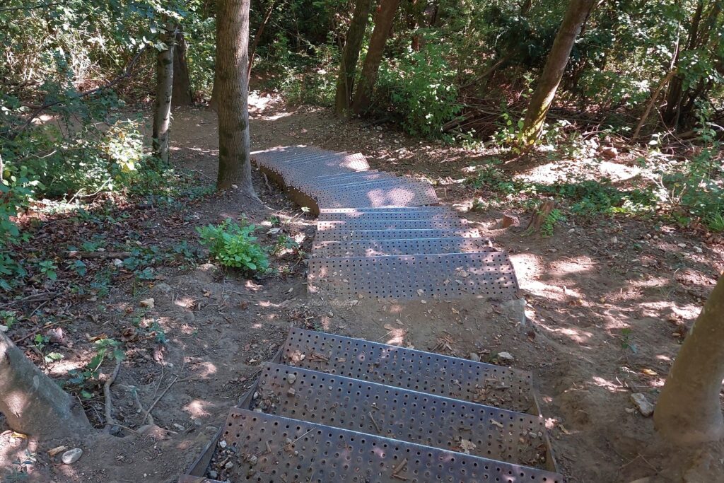 prima rampa di scale per raggiungere la cascata fermona