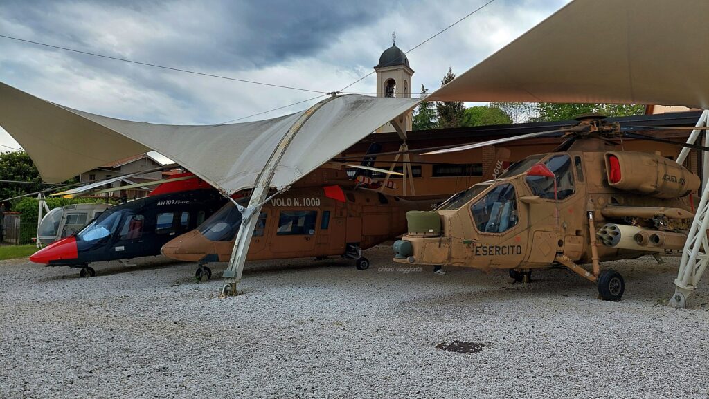 elicotteri esercito nel cortile del museo agusta a cascina costa di samarate varese