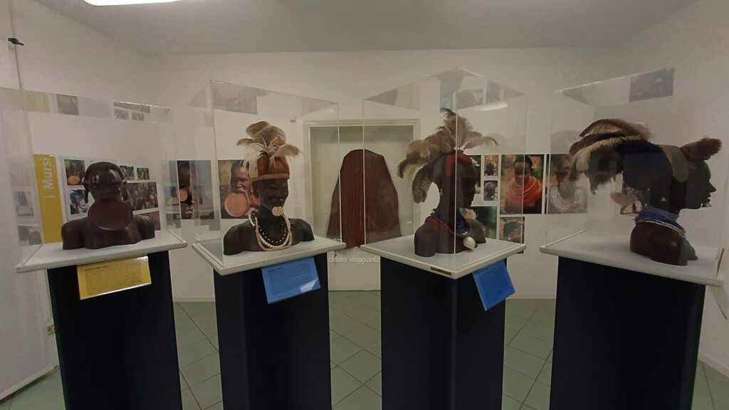 copricapi e gioielli africani museo castiglioni di varese parco villa toeplitz